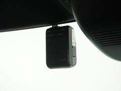 ◆ドライブレコーダー◆映像・音声などを記録する自動車用の装置です。もしもの事故の際の記録はもちろん、旅行の際の思い出としてドライブの映像を楽しむことができます。 6