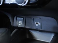 スマートフォンの充電等にも便利な電源ソケットも使いやすい場所に装備されています。 7