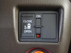 ◆電動スライドドア◆狭い駐車場でも乗り降りが楽々♪お子様が隣の車にドアを当ててしまう心配もございません！小さなお子様連れの方もこれで安心。 5