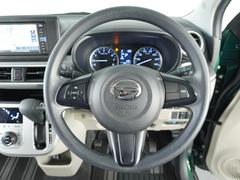良好な視界とスムーズな乗り降りを実現した運転席は最適なアイポイントで視界良好です。体格に合わせてシートの位置をきめ細かく調節できるので、いつでも快適な運転姿勢をキープ。操作も軽くラクラクです！ 7
