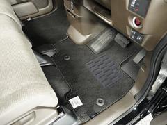 Ｈｏｎｄａ認定中古車に新品の純正フロアマットを装着しました。気分よくドライブをお楽しみいただけます♪ 2