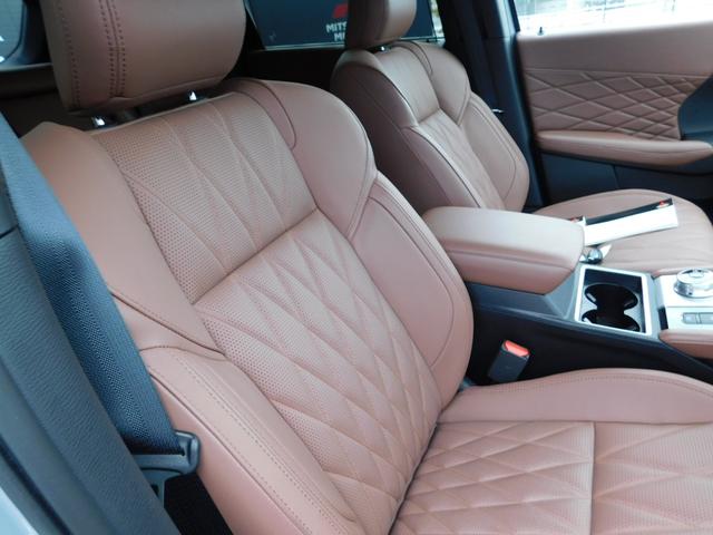 アウトランダーＰＨＥＶ Ｐエグゼクティブパッケージ　セミアニリンレザーシート（ブリックブラウン色）　ダイナミックサウンドヤマハアルティメート（１２スピーカー　デュアルアンプ）　スマホ連携ナビ　マルチアラウンドモニター　デジタルルームミラー（3枚目）