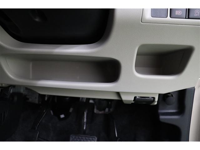 ステアリングの下にもポケットを備えています。手の届きやすいところにある収納は多いほど便利ですね。