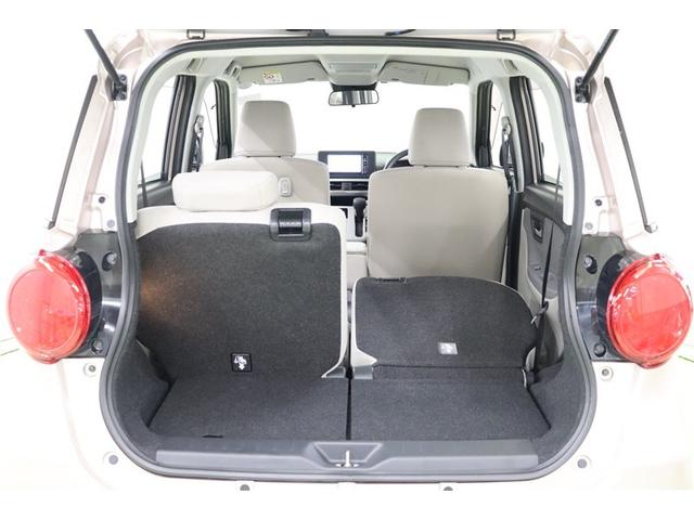 シートは片方だけでも倒せるので、荷物の多さや乗車人数にあわせてフレキシブルにアレンジできます。後部座席に乗車しながら長尺物も積み込めます。