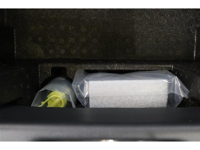 パンク修理キット付です。最近は未使用のままで廃棄となるスペアタイヤが多いので、エコの観点からパンク修理キット付きが増えています。軽量化によって燃費の向上にも一役かっているそうです。