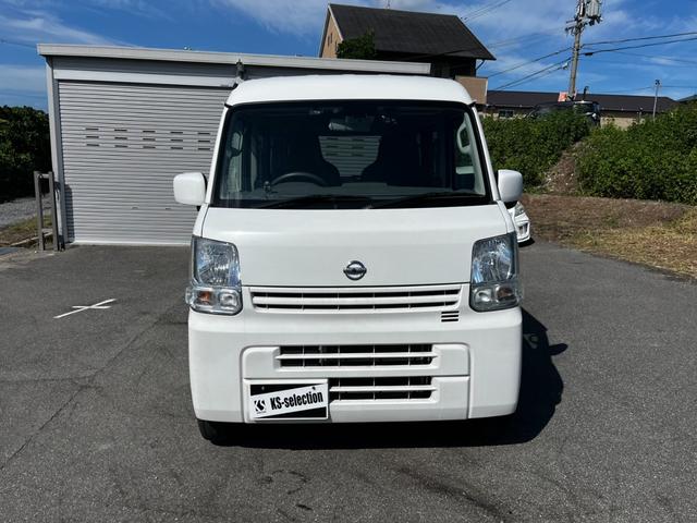 ＮＶ１００クリッパーバン ＤＸ　ＧＬエマージェンシーブレーキパッケージ　５ＡＧＳ車　衝突軽減ブレーキ　横滑り防止　２ｎｄ発進　社外オーディオ　ラジオ　バックカメラ　ＥＴＣ　電格ミラー　前席パワーウィンドウ　純正キーレス（2枚目）