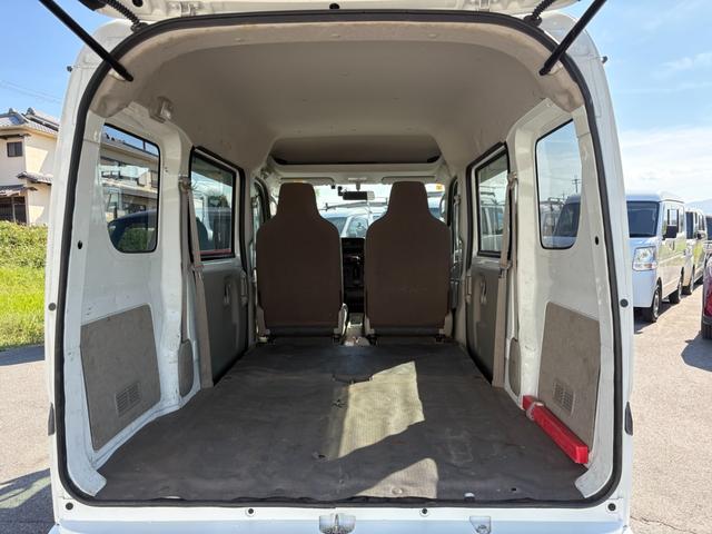 【トランク】収納スペースも十分にございます。２列目を倒してゴルフバックや長尺物を積み込むなど使い方は様々。日常・レジャーと活躍いたします。