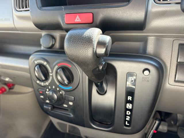 【シフトレバー】シフトもとても操作しやすいデザインになっております！運転する人の事を第一に考えた操作性の高い仕様です☆