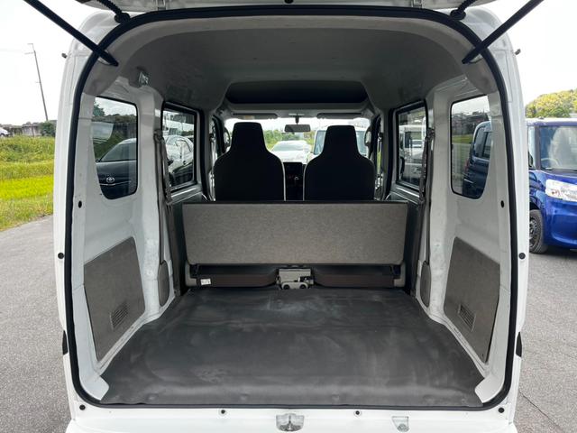 【トランク】収納スペースも十分にございます。２列目を倒してゴルフバックや長尺物を積み込むなど使い方は様々。日常・レジャーと活躍いたします。