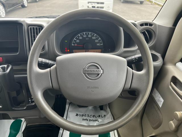 【純正ステアリング】手にしっかり馴染みとても運転しやすいハンドルです。ハンドルを握った感触も良くフィットします。