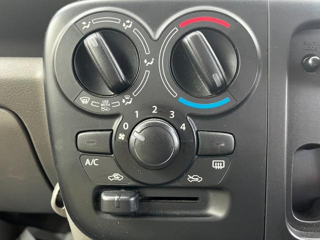 【マニュアルエアコン】直感的に使いやすいデザインのマニュアルエアコンを装備しております♪