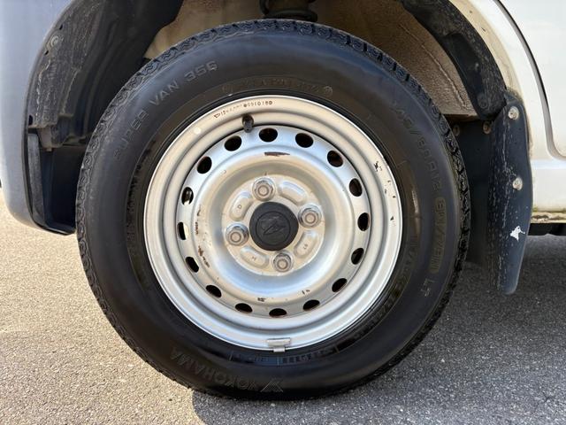 ハイゼットカーゴ ＤＸ　ＳＡＩＩＩ　４ＡＴ　衝突軽減ブレーキ　横滑り防止　アイドリングストップ　純正ラジオ　ドライブレコーダー　マニュアルエアコン　前席パワーウィンドウ　純正キーレス（20枚目）