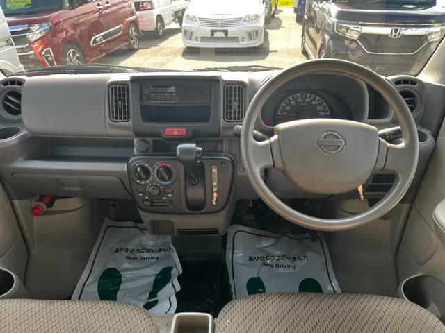 【インパネ周り】視界がよく運転しやすい設計となっております。インパネ周りもすっきりと洗練されたデザインで高級感が溢れています。日々のドライブを飽きさせません。