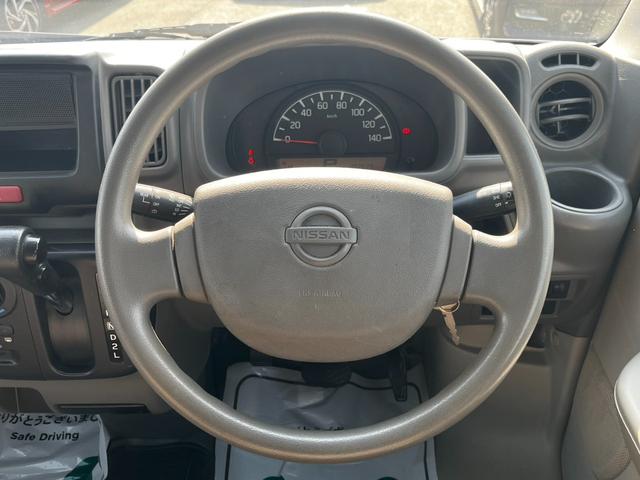 【純正ステアリング】手にしっかり馴染みとても運転しやすいハンドルです。ハンドルを握った感触も良くフィットします。