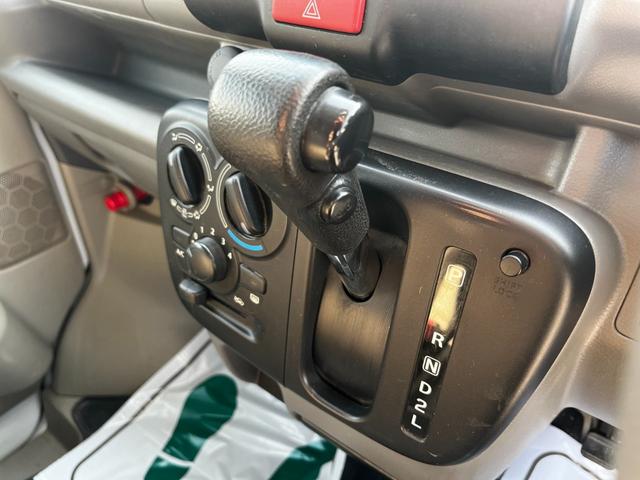 【シフトレバー】シフトもとても操作しやすいデザインになっております！運転する人の事を第一に考えた操作性の高い仕様です☆