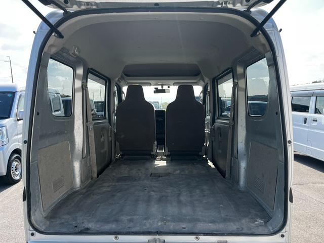 【トランク】収納スペースも十分にございます。２列目を倒してゴルフバックや長尺物を積み込むなど使い方は様々。日常・レジャーと活躍いたします。