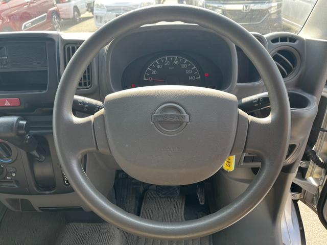 【純正ステアリング】手にしっかり馴染みとても運転しやすいハンドルです。ハンドルを握った感触も良くフィットします。