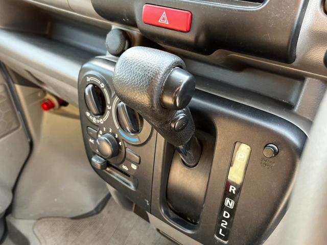 【シフトレバー】シフトもとても操作しやすいデザインになっております！運転する人の事を第一に考えた操作性の高い仕様です☆