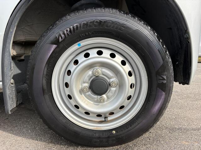 ＮＶ１００クリッパーバン ＤＸ　ＧＬセーフティパッケージ　４ＡＴ　衝突軽減ブレーキ　横滑り防止　パーキングアシスト　純正ナビ　フルセグ　Ｂｌｕｅｔｏｏｔｈ接続可　ラジオ　バックカメラ　ＥＴＣ　ドライブレコーダー　前席パワーウィンドウ　電格ミラー　純正キーレス（13枚目）