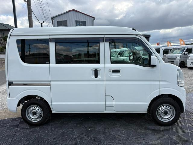 ＮＶ１００クリッパーバン ＤＸ　ＧＬエマージェンシーブレーキパッケージ　５ＡＧＳ車　２ｎｄ発進　衝突軽減ブレーキ　横滑り防止　社外オーディオ　ＤＶＤ　ラジオ　バックカメラ　ＥＴＣ　電格ミラー　マニュアルエアコン　前席パワーウィンドウ　純正キーレス（5枚目）