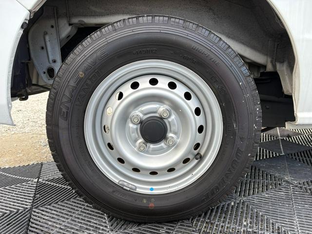 ＮＶ１００クリッパーバン ＤＸ　ＧＬエマージェンシーブレーキパッケージ　５ＡＧＳ車　２ｎｄ発進　衝突軽減ブレーキ　横滑り防止　社外オーディオ　ＤＶＤ　ラジオ　バックカメラ　ＥＴＣ　電格ミラー　マニュアルエアコン　前席パワーウィンドウ　純正キーレス（12枚目）