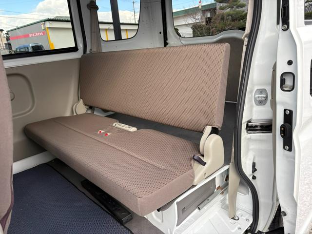 ＮＶ１００クリッパーバン ＤＸ　ＧＬエマージェンシーブレーキパッケージ　５ＡＧＳ車　２ｎｄ発進　衝突軽減ブレーキ　横滑り防止　社外オーディオ　ＤＶＤ　ラジオ　バックカメラ　ＥＴＣ　電格ミラー　マニュアルエアコン　前席パワーウィンドウ　純正キーレス（24枚目）