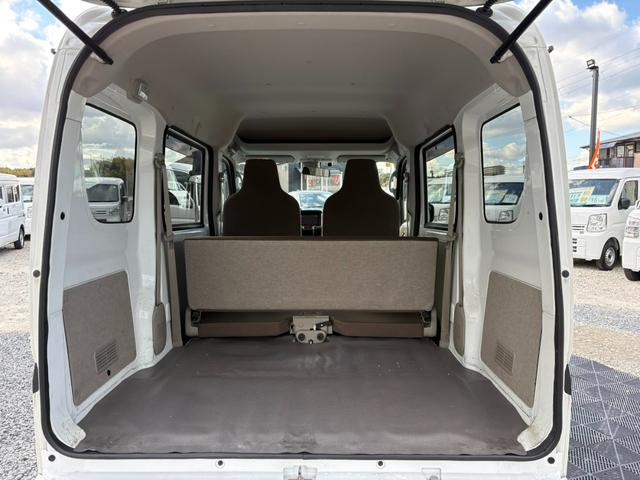 ＮＶ１００クリッパーバン ＤＸ　ＧＬエマージェンシーブレーキパッケージ　５ＡＧＳ車　２ｎｄ発進　衝突軽減ブレーキ　横滑り防止　社外オーディオ　ＤＶＤ　ラジオ　バックカメラ　ＥＴＣ　電格ミラー　マニュアルエアコン　前席パワーウィンドウ　純正キーレス（25枚目）