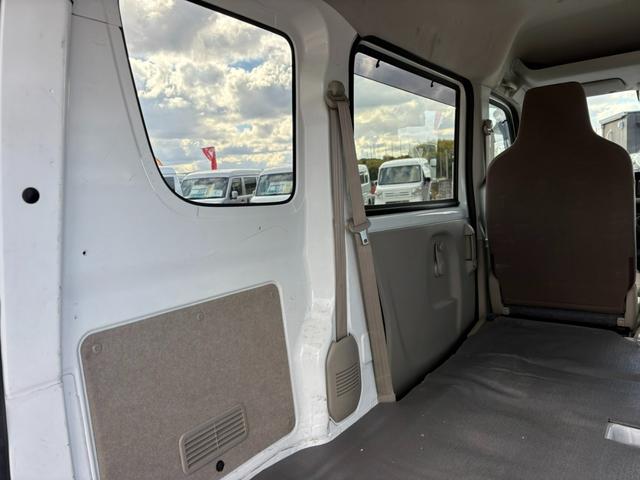 ＮＶ１００クリッパーバン ＤＸ　ＧＬエマージェンシーブレーキパッケージ　５ＡＧＳ車　２ｎｄ発進　衝突軽減ブレーキ　横滑り防止　社外オーディオ　ＤＶＤ　ラジオ　バックカメラ　ＥＴＣ　電格ミラー　マニュアルエアコン　前席パワーウィンドウ　純正キーレス（28枚目）