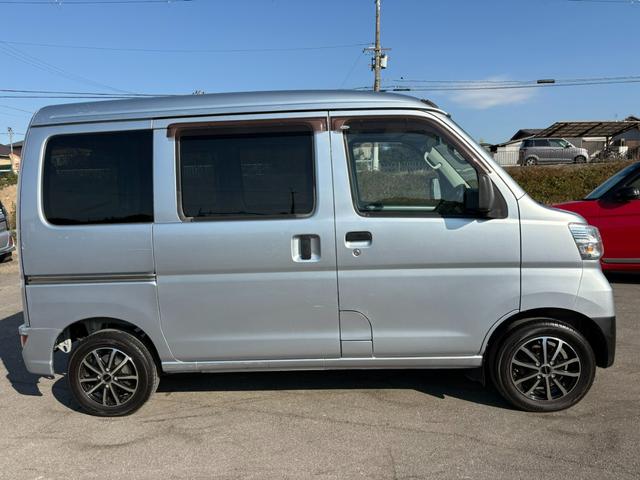 ハイゼットカーゴ スペシャルSAIII 4AT 衝突軽減ブレーキ 横滑り防止 アイドリングストップ 純正ラジオ ドライブレコーダー 前席パワーウィンドウ マニュアルエアコン 純正キーレス 社外アルミホイール(5枚目)