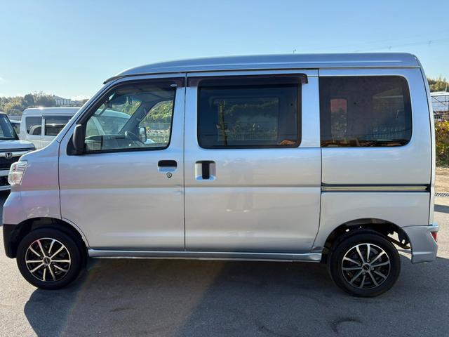 ハイゼットカーゴ スペシャルSAIII 4AT 衝突軽減ブレーキ 横滑り防止 アイドリングストップ 純正ラジオ ドライブレコーダー 前席パワーウィンドウ マニュアルエアコン 純正キーレス 社外アルミホイール(9枚目)