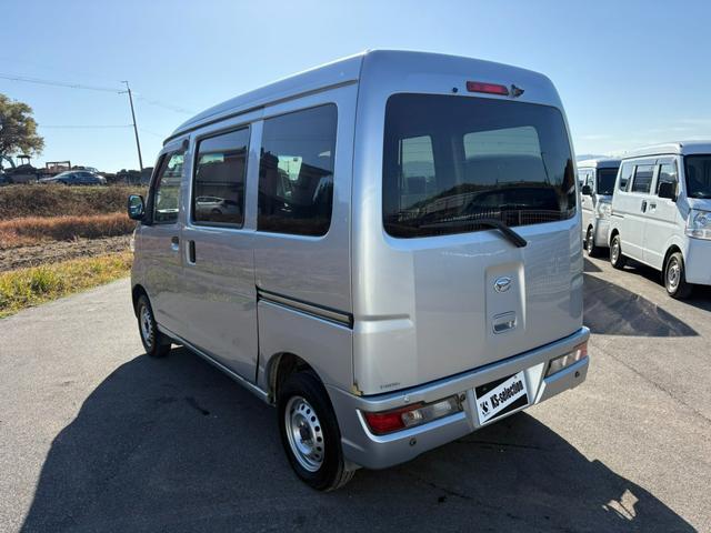 ハイゼットカーゴ ＤＸ　ＳＡＩＩＩ　４ＡＴ　衝突軽減ブレーキ　横滑り防止　アイドリングストップ　バックカメラ　マニュアルエアコン　前席パワーウィンドウ　純正キーレス（8枚目）