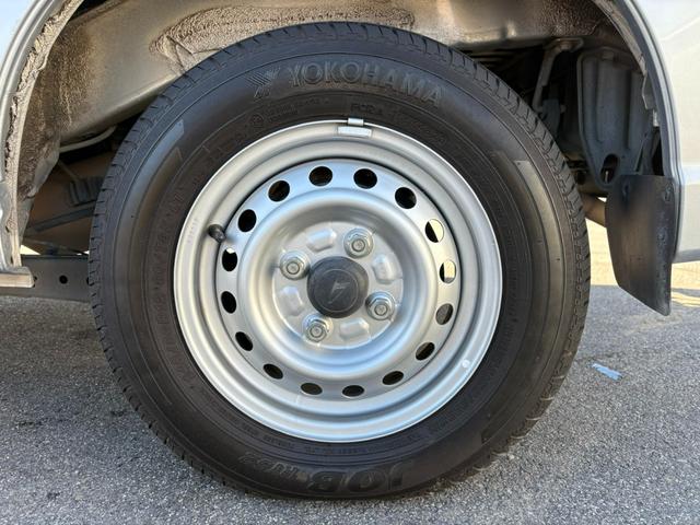 ハイゼットカーゴ ＤＸ　ＳＡＩＩＩ　４ＡＴ　衝突軽減ブレーキ　横滑り防止　アイドリングストップ　バックカメラ　マニュアルエアコン　前席パワーウィンドウ　純正キーレス（18枚目）