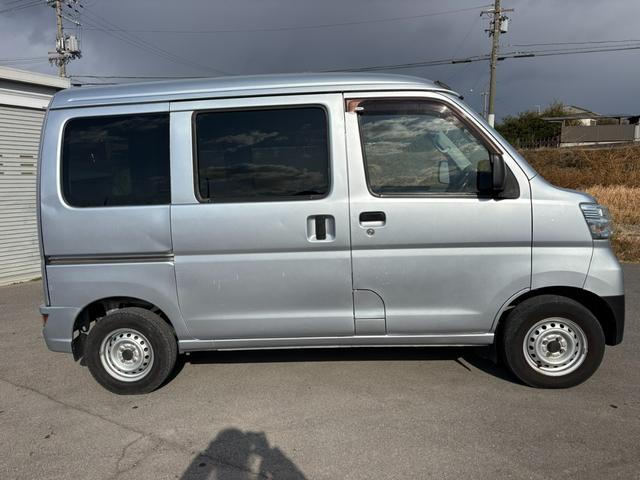 ハイゼットカーゴ ＤＸ　ＳＡＩＩＩ　４ＡＴ　衝突軽減ブレーキ　横滑り防止　アイドリングストップ　新品シートカバー付き　バックカメラ　マニュアルエアコン　前席パワーウィンドウ　純正キーレス（5枚目）