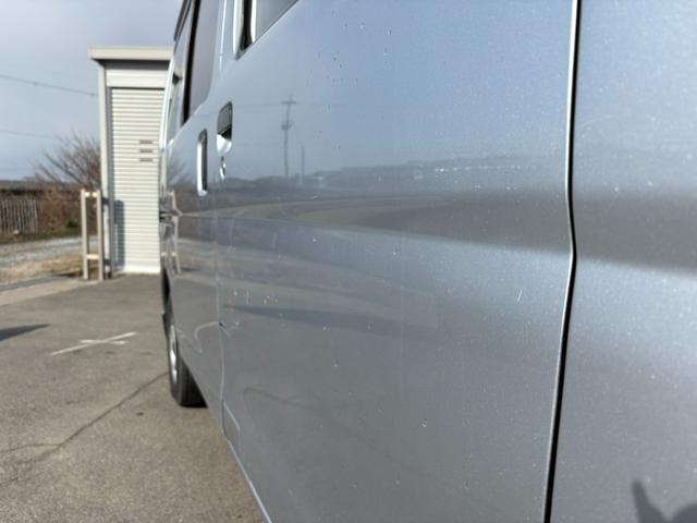 ハイゼットカーゴ ＤＸ　ＳＡＩＩＩ　４ＡＴ　衝突軽減ブレーキ　横滑り防止　アイドリングストップ　新品シートカバー付き　バックカメラ　マニュアルエアコン　前席パワーウィンドウ　純正キーレス（11枚目）