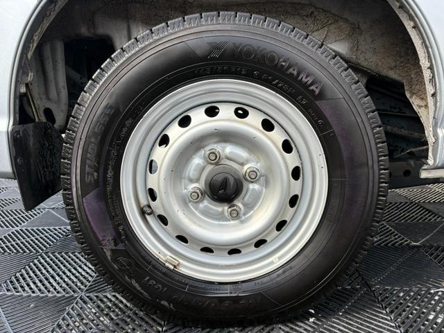 ハイゼットカーゴ ＤＸ　ＳＡＩＩＩ　４ＡＴ　衝突軽減ブレーキ　横滑り防止　アイドリングストップ　新品シートカバー付き　バックカメラ　マニュアルエアコン　前席パワーウィンドウ　純正キーレス（16枚目）
