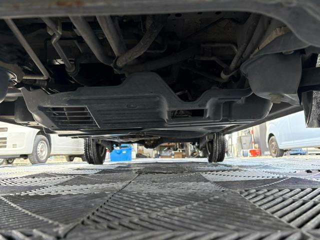 ハイゼットカーゴ ＤＸ　ＳＡＩＩＩ　４ＡＴ　衝突軽減ブレーキ　横滑り防止　アイドリングストップ　新品シートカバー付き　バックカメラ　マニュアルエアコン　前席パワーウィンドウ　純正キーレス（19枚目）