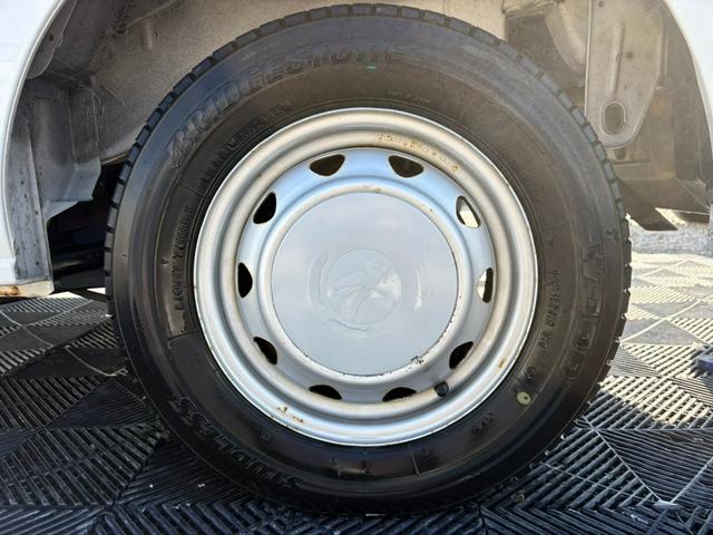 エブリイ ＰＣ　３ＡＴ　４ＷＤ　純正ラジオ　マニュアルエアコン　前席パワーウィンドウ　純正キーレス（17枚目）