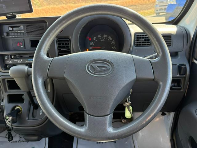 �y�����X�e�A�����O�z��ɂ����������݂ƂĂ��^�]���₷���n���h���ł��B�n���h�������������G���ǂ��t�B�b�g���܂��B