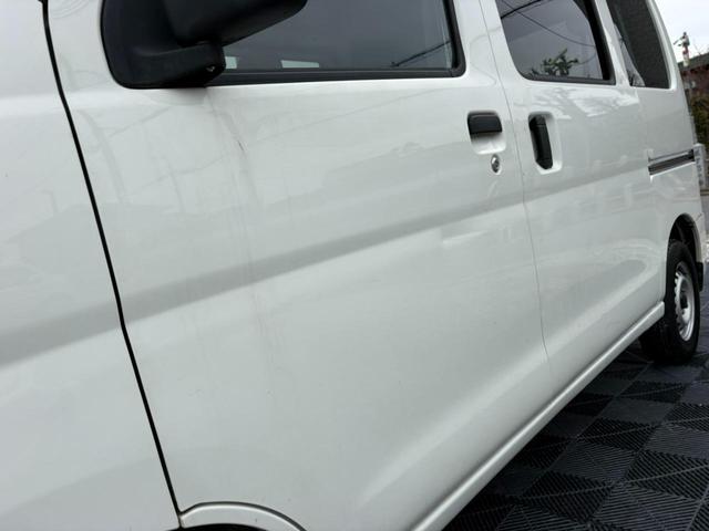 ハイゼットカーゴ ＤＸ　ＳＡＩＩＩ　４ＡＴ　衝突軽減ブレーキ　横滑り防止　アイドリングストップ　純正ラジオ　ＣＤ　ドライブレコーダー　マニュアルエアコン　前席パワーウィンドウ　純正キーレス（12枚目）