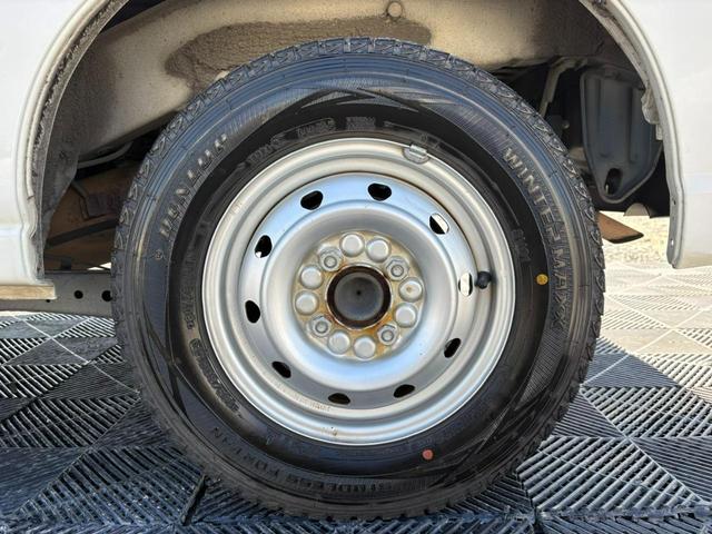 ハイゼットカーゴ 　セパレート２シータＳＡＩＩＩ　４ＡＴ　衝突軽減ブレーキ　横滑り防止　アイドリングストップ　ＥＴＣ　純正ラジオ　マニュアルエアコン　キー（17枚目）