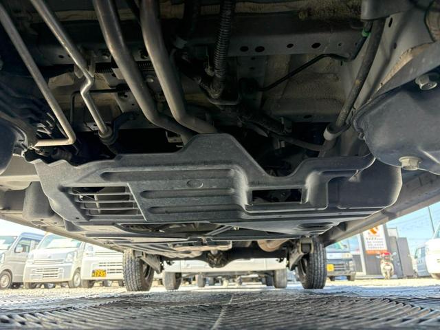 ハイゼットカーゴ 　セパレート２シータＳＡＩＩＩ　４ＡＴ　衝突軽減ブレーキ　横滑り防止　アイドリングストップ　ＥＴＣ　純正ラジオ　マニュアルエアコン　キー（19枚目）