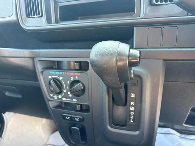 ハイゼットカーゴ 　セパレート２シータＳＡＩＩＩ　４ＡＴ　衝突軽減ブレーキ　横滑り防止　アイドリングストップ　ＥＴＣ　純正ラジオ　マニュアルエアコン　キー（34枚目）
