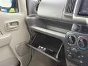 助手席側に設けられた隠れた収納BOX♪容量も十分で、必要なものや、車検証も収納可能です☆収納して室内をすっきりさせるのに大活躍です(*^^*)