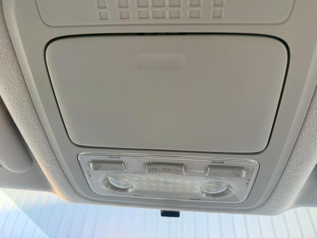 ヴォクシー 　２．０ＺＳ煌　７人乗★アルパイン１０インチナビ★地デジＴＶ★両側パワースライドドア★アイドリングストップ★プッシュスタート★ＥＴＣ★１８インチ社外ホイール★シートカバー★スマートキー★バックカメラ★（8枚目）