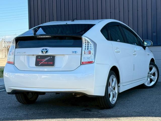 プリウス Ｓツーリングセレクション　★地デジＴＶ★バックカメラ★プッシュスタート★スマートキー★ステアリングスイッチ★オートライト★コーナーポール★ＥＴＣ★ウインカーミラー★フォグライト★純正１７インチホイール★ドアバイザー★（3枚目）