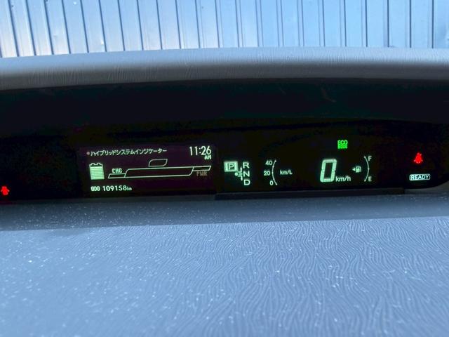 プリウス Ｓツーリングセレクション　★地デジＴＶ★バックカメラ★プッシュスタート★スマートキー★ステアリングスイッチ★オートライト★コーナーポール★ＥＴＣ★ウインカーミラー★フォグライト★純正１７インチホイール★ドアバイザー★（8枚目）