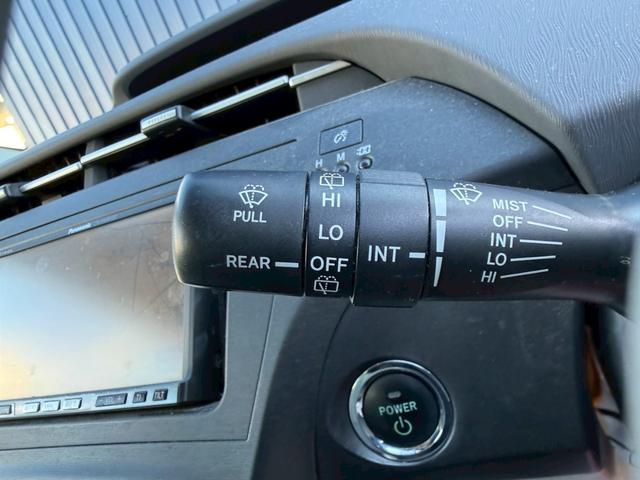 プリウス Ｓツーリングセレクション　★地デジＴＶ★バックカメラ★プッシュスタート★スマートキー★ステアリングスイッチ★オートライト★コーナーポール★ＥＴＣ★ウインカーミラー★フォグライト★純正１７インチホイール★ドアバイザー★（12枚目）