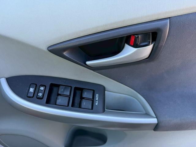 プリウス Ｓツーリングセレクション　★地デジＴＶ★バックカメラ★プッシュスタート★スマートキー★ステアリングスイッチ★オートライト★コーナーポール★ＥＴＣ★ウインカーミラー★フォグライト★純正１７インチホイール★ドアバイザー★（17枚目）