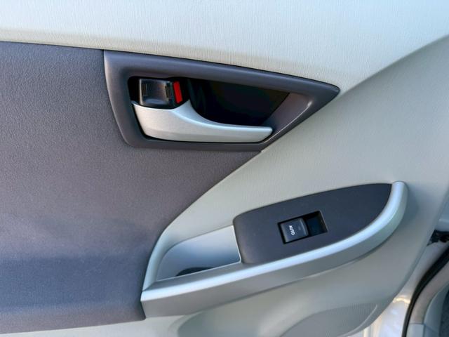 プリウス Ｓツーリングセレクション　★地デジＴＶ★バックカメラ★プッシュスタート★スマートキー★ステアリングスイッチ★オートライト★コーナーポール★ＥＴＣ★ウインカーミラー★フォグライト★純正１７インチホイール★ドアバイザー★（18枚目）