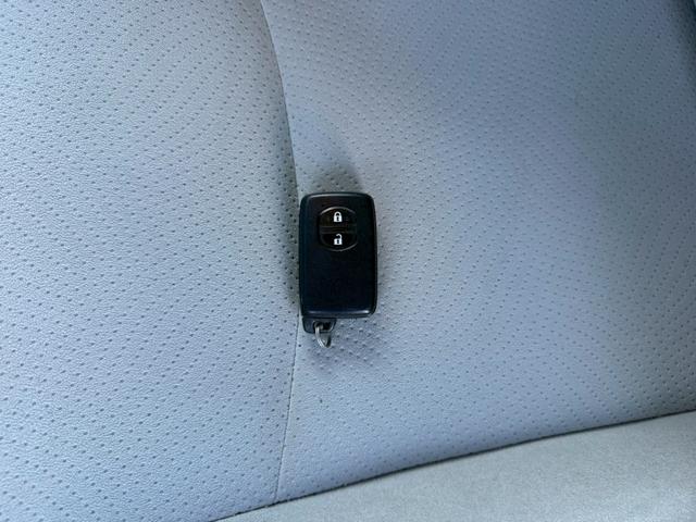 プリウス Ｓツーリングセレクション　★地デジＴＶ★バックカメラ★プッシュスタート★スマートキー★ステアリングスイッチ★オートライト★コーナーポール★ＥＴＣ★ウインカーミラー★フォグライト★純正１７インチホイール★ドアバイザー★（20枚目）